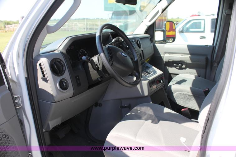 image for item G4119 2010 Ford Econoline E450 ambulance