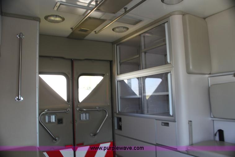 image for item G4119 2010 Ford Econoline E450 ambulance