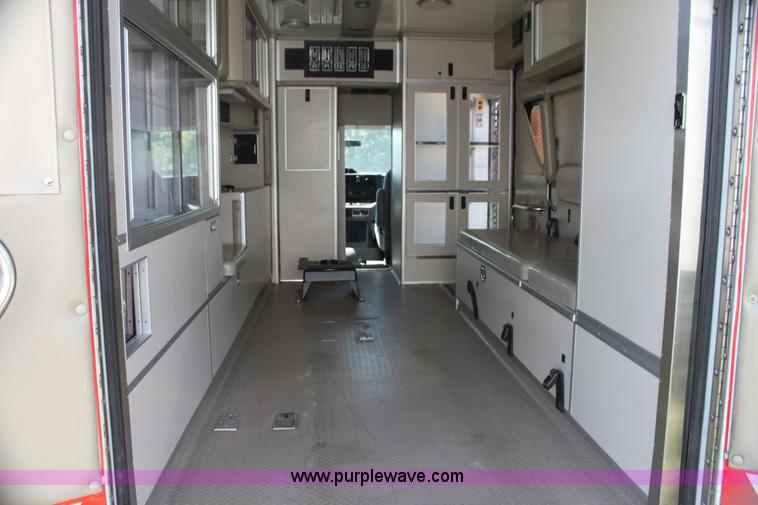 image for item G4119 2010 Ford Econoline E450 ambulance