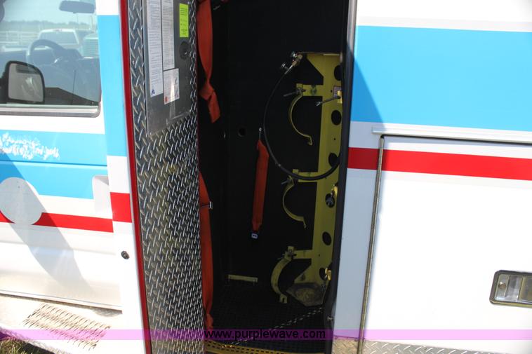 image for item G4119 2010 Ford Econoline E450 ambulance