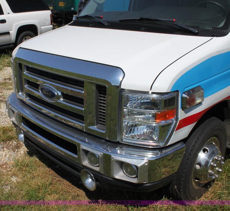 image for item G4119 2010 Ford Econoline E450 ambulance