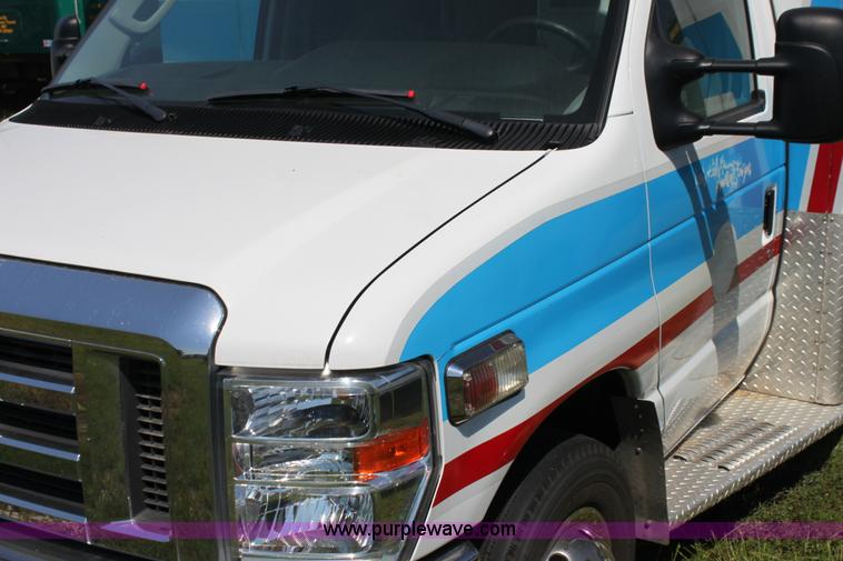 image for item G4119 2010 Ford Econoline E450 ambulance