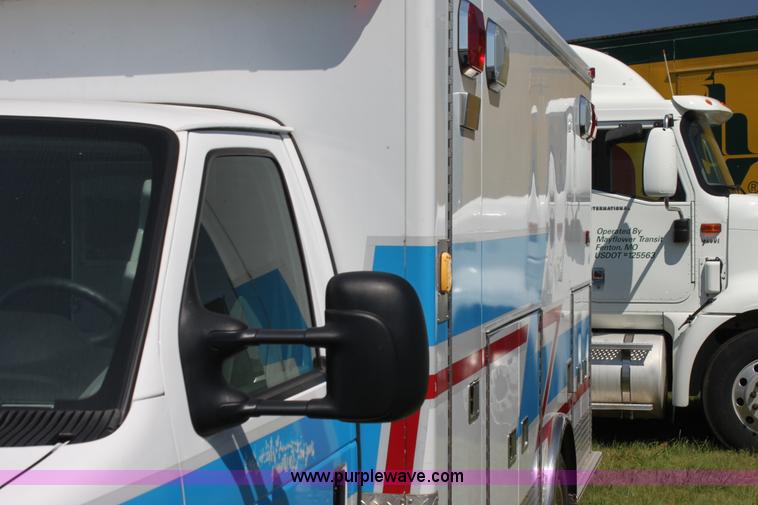 image for item G4119 2010 Ford Econoline E450 ambulance