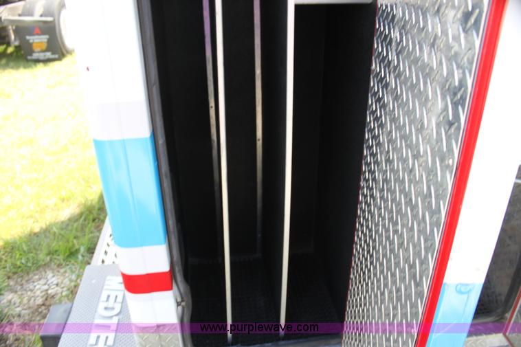 image for item G4119 2010 Ford Econoline E450 ambulance