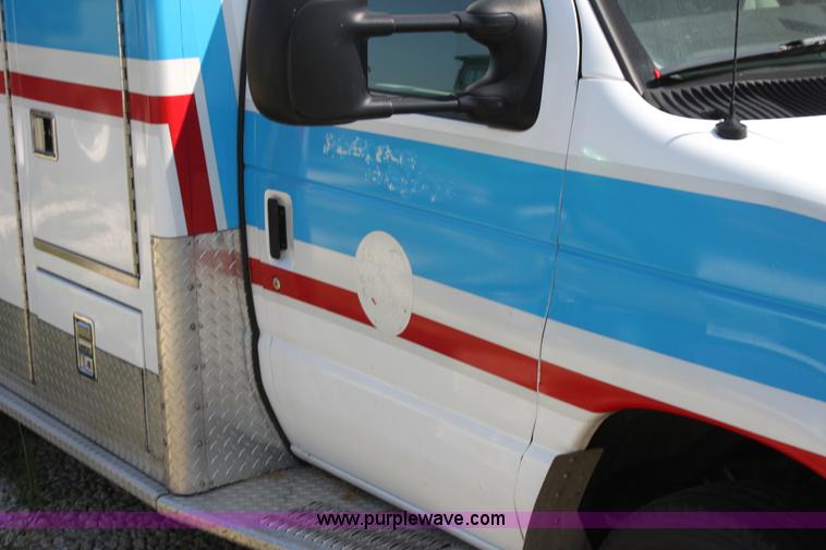 image for item G4119 2010 Ford Econoline E450 ambulance