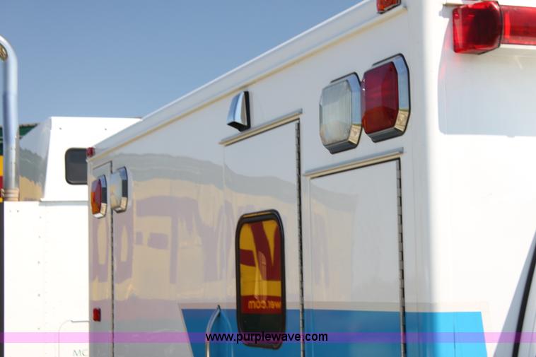image for item G4119 2010 Ford Econoline E450 ambulance