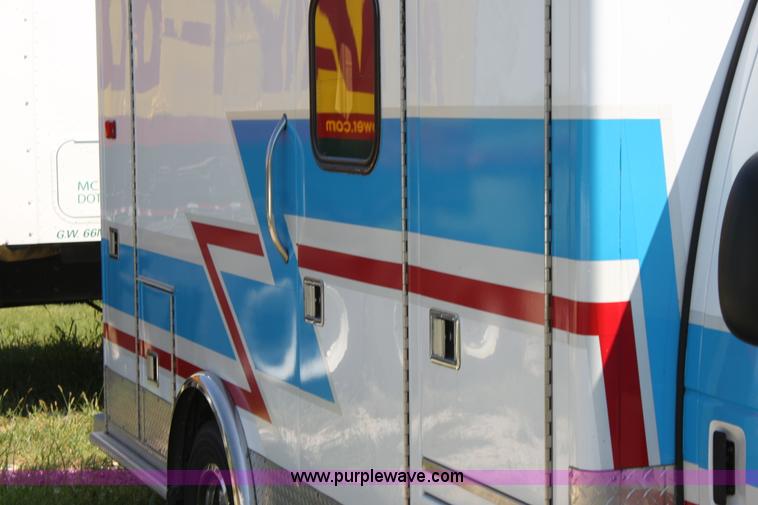 image for item G4119 2010 Ford Econoline E450 ambulance