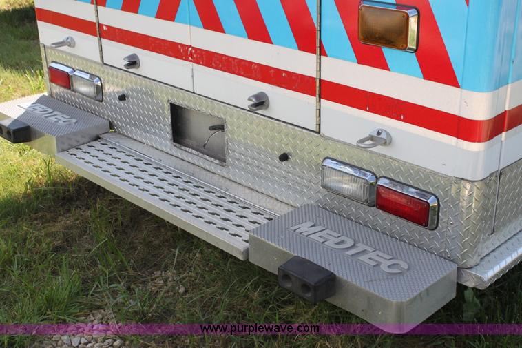 image for item G4119 2010 Ford Econoline E450 ambulance