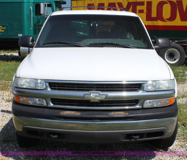 image for item G4120 2001 Chevrolet Suburban K2500 SUV