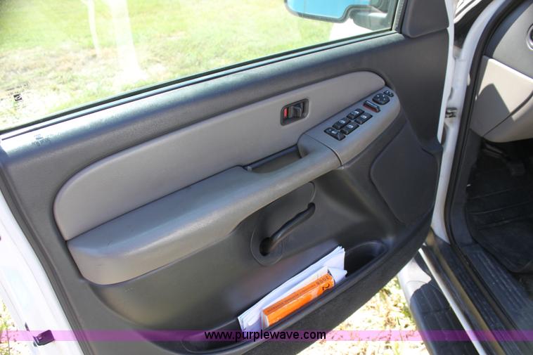 image for item G4120 2001 Chevrolet Suburban K2500 SUV