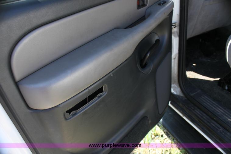 image for item G4120 2001 Chevrolet Suburban K2500 SUV