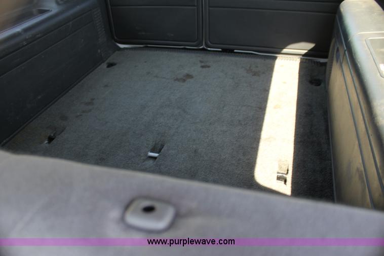 image for item G4120 2001 Chevrolet Suburban K2500 SUV