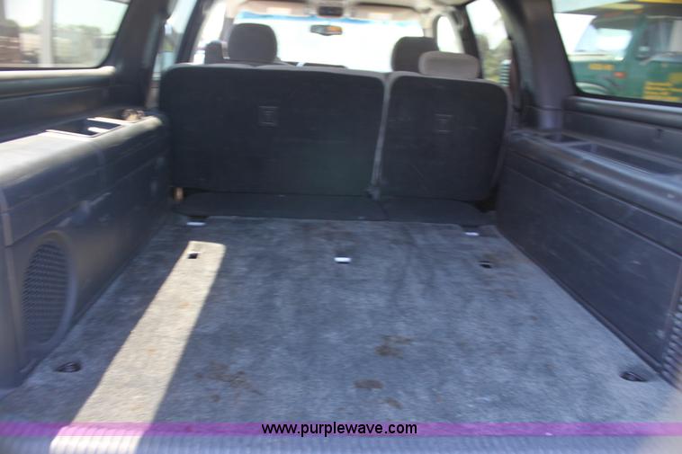 image for item G4120 2001 Chevrolet Suburban K2500 SUV