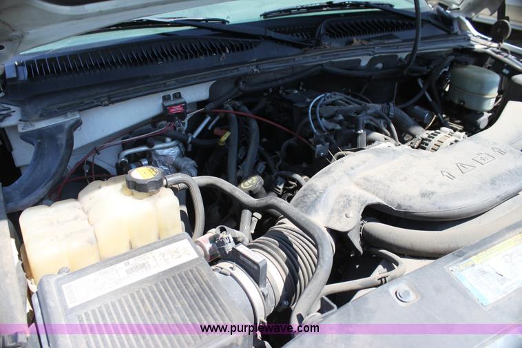 image for item G4120 2001 Chevrolet Suburban K2500 SUV