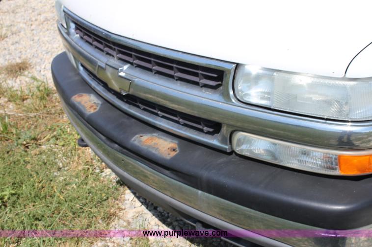 image for item G4120 2001 Chevrolet Suburban K2500 SUV