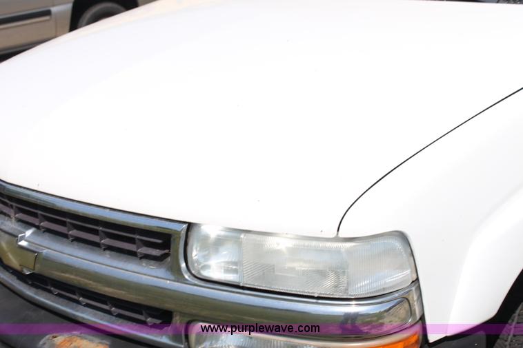 image for item G4120 2001 Chevrolet Suburban K2500 SUV