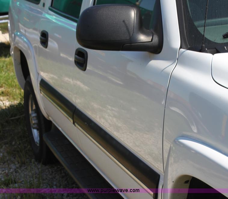 image for item G4120 2001 Chevrolet Suburban K2500 SUV