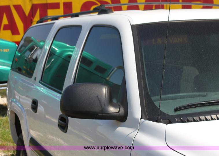 image for item G4120 2001 Chevrolet Suburban K2500 SUV