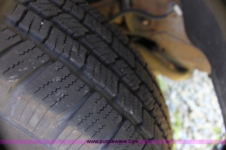 image for item G4120 2001 Chevrolet Suburban K2500 SUV