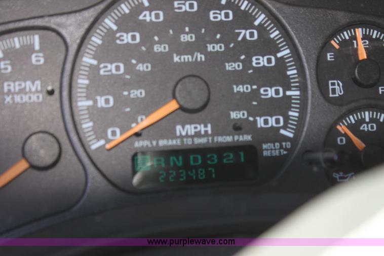 image for item G4120 2001 Chevrolet Suburban K2500 SUV