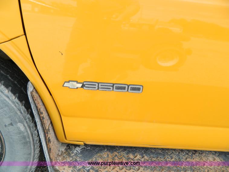 image for item G7975 1998 Chevrolet G3500 bus