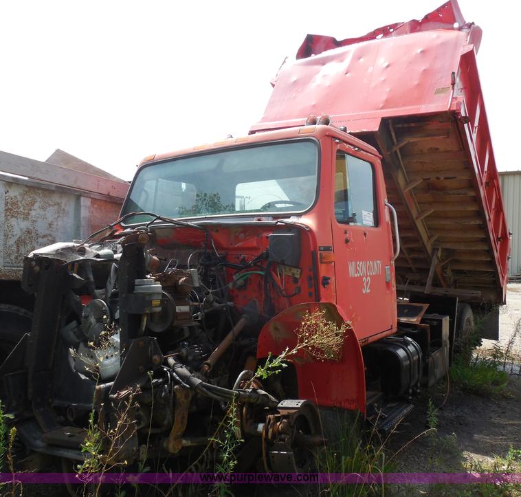 image for item H3202 1993 International 4900 dump truck
