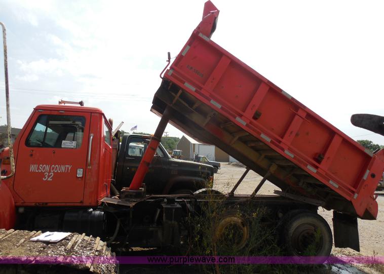 image for item H3202 1993 International 4900 dump truck