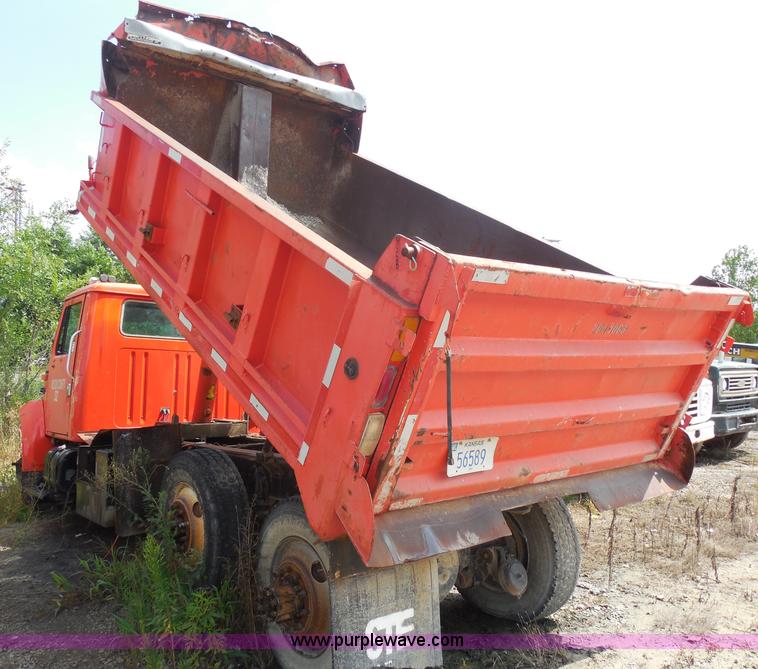 image for item H3202 1993 International 4900 dump truck