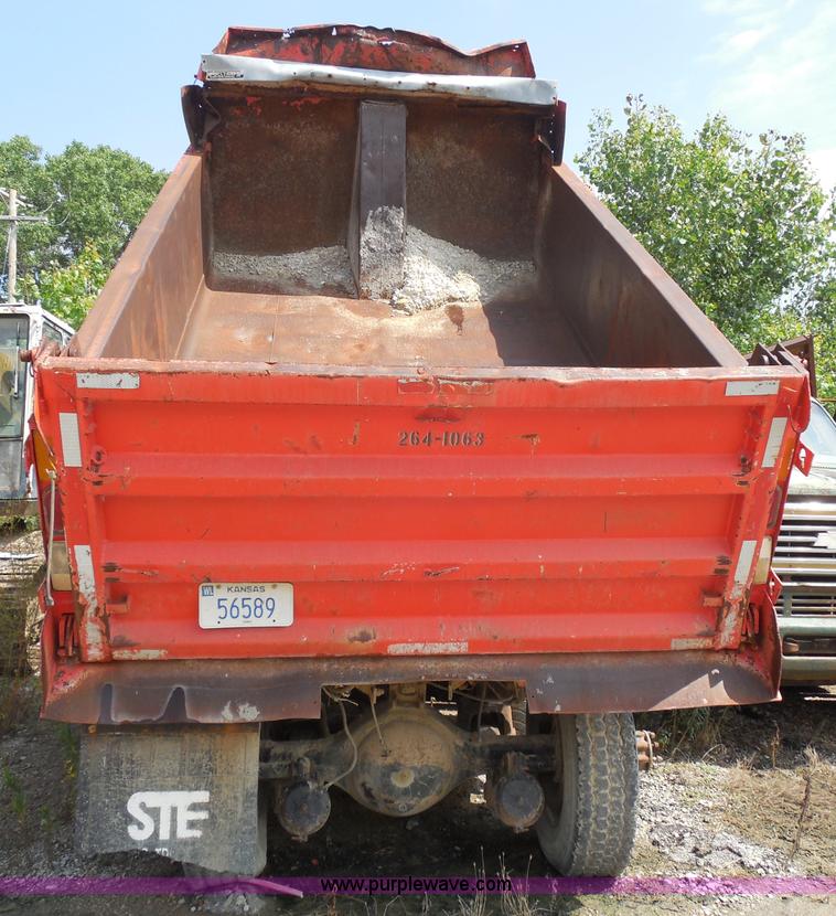 image for item H3202 1993 International 4900 dump truck