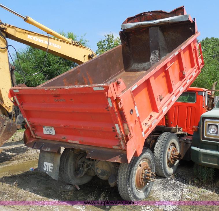 image for item H3202 1993 International 4900 dump truck