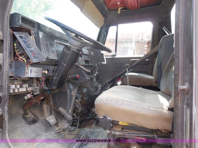 image for item H3202 1993 International 4900 dump truck