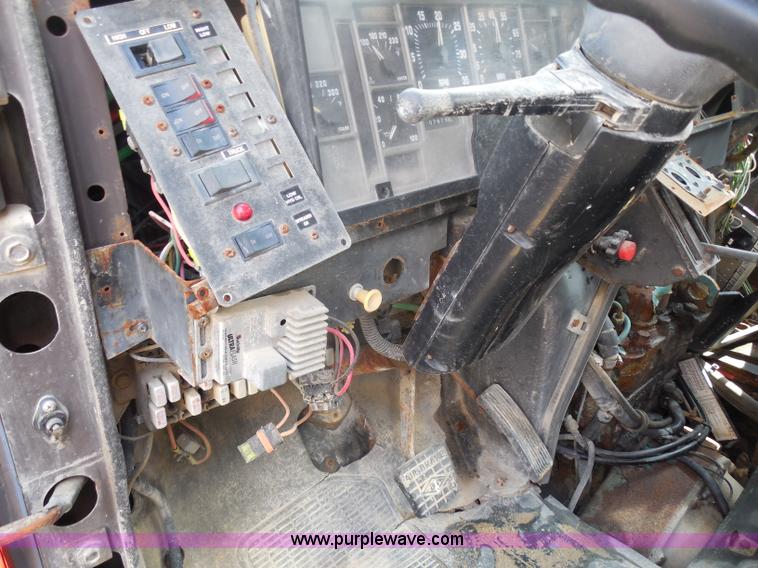 image for item H3202 1993 International 4900 dump truck