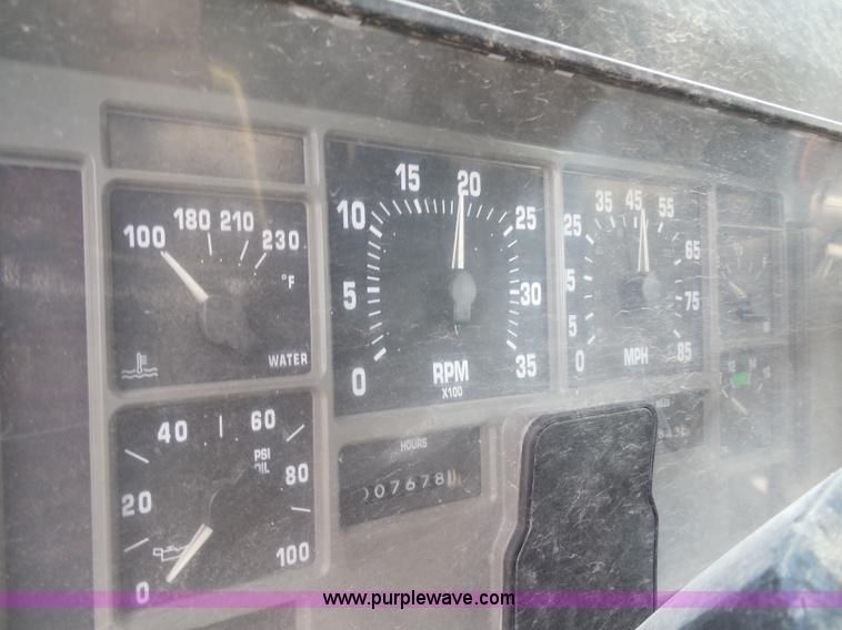 image for item H3202 1993 International 4900 dump truck