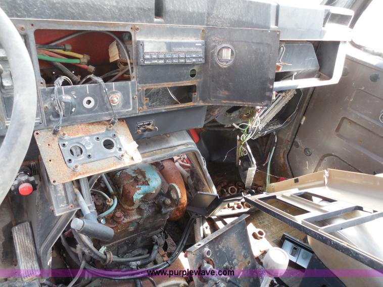 image for item H3202 1993 International 4900 dump truck