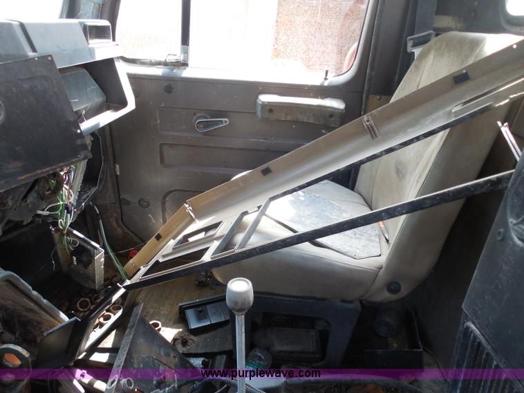 image for item H3202 1993 International 4900 dump truck