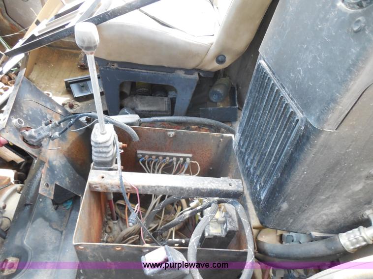 image for item H3202 1993 International 4900 dump truck