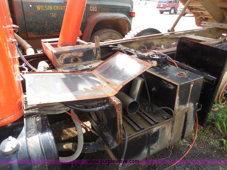 image for item H3202 1993 International 4900 dump truck