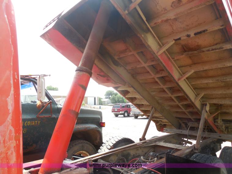 image for item H3202 1993 International 4900 dump truck