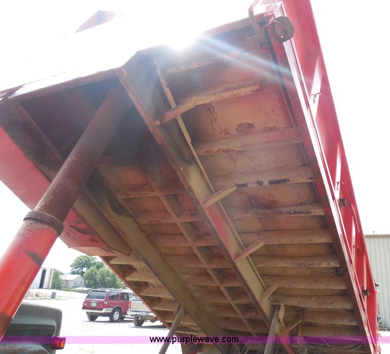 image for item H3202 1993 International 4900 dump truck