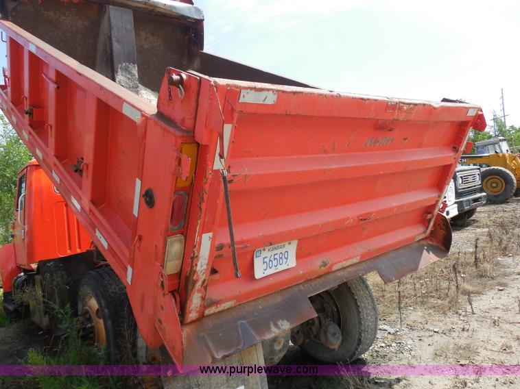image for item H3202 1993 International 4900 dump truck
