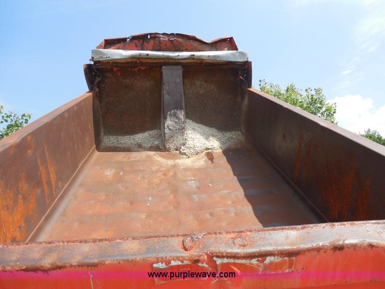 image for item H3202 1993 International 4900 dump truck
