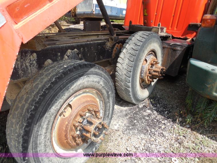 image for item H3202 1993 International 4900 dump truck