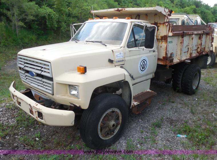 image for item H6560 1989 Ford F800 dump truck