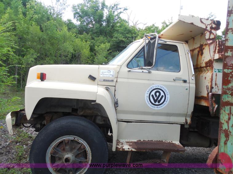 image for item H6560 1989 Ford F800 dump truck