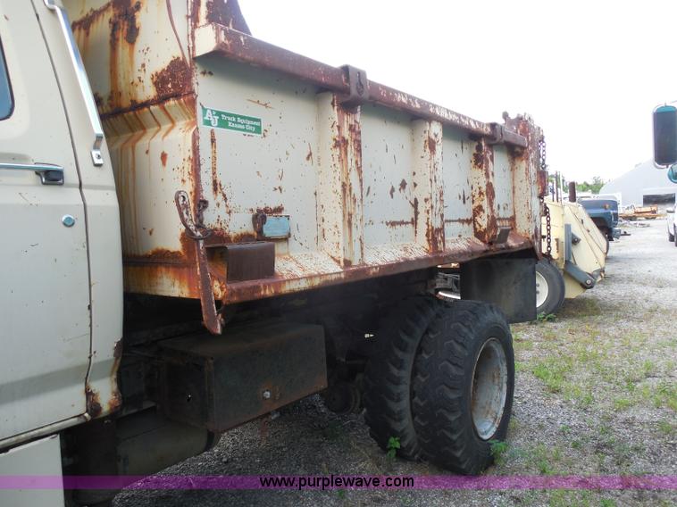 image for item H6560 1989 Ford F800 dump truck