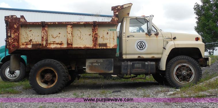 image for item H6560 1989 Ford F800 dump truck