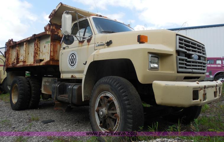 image for item H6560 1989 Ford F800 dump truck