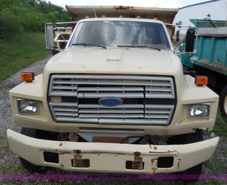 image for item H6560 1989 Ford F800 dump truck