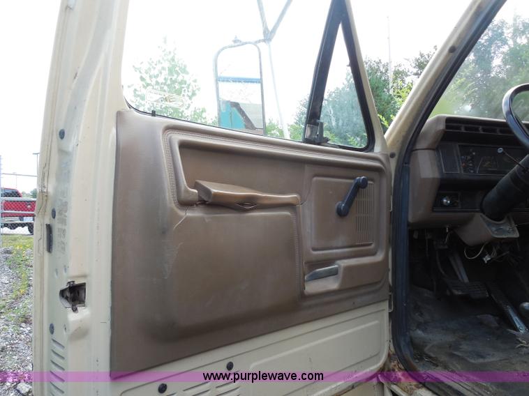 image for item H6560 1989 Ford F800 dump truck