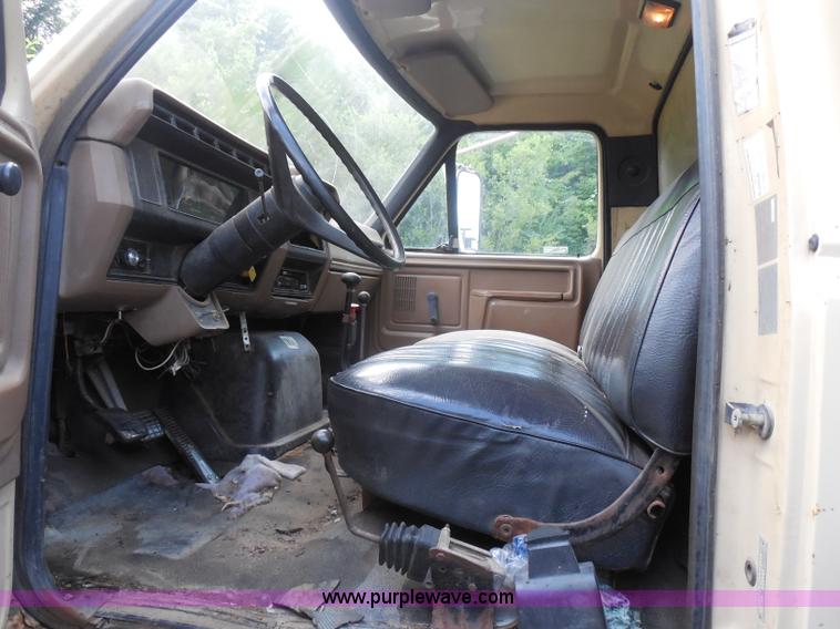 image for item H6560 1989 Ford F800 dump truck